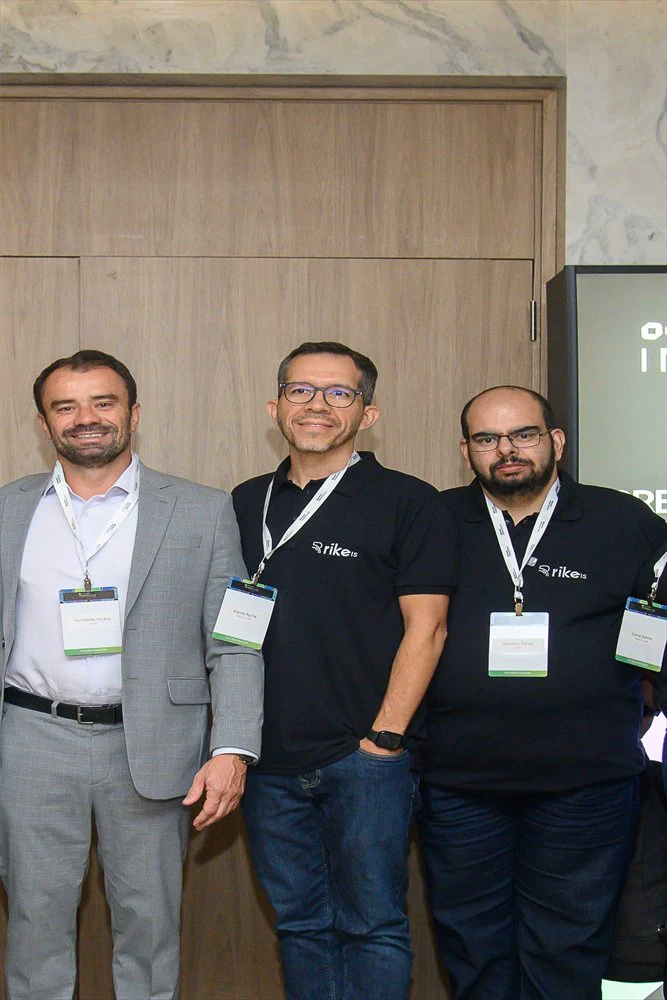 Equipe da Rike IS trabalhando em análise de performance