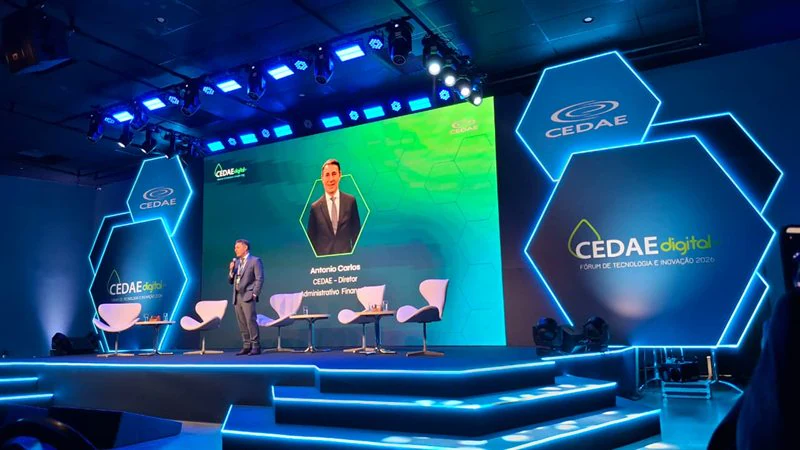 Sala de operação com dashboards em tempo real